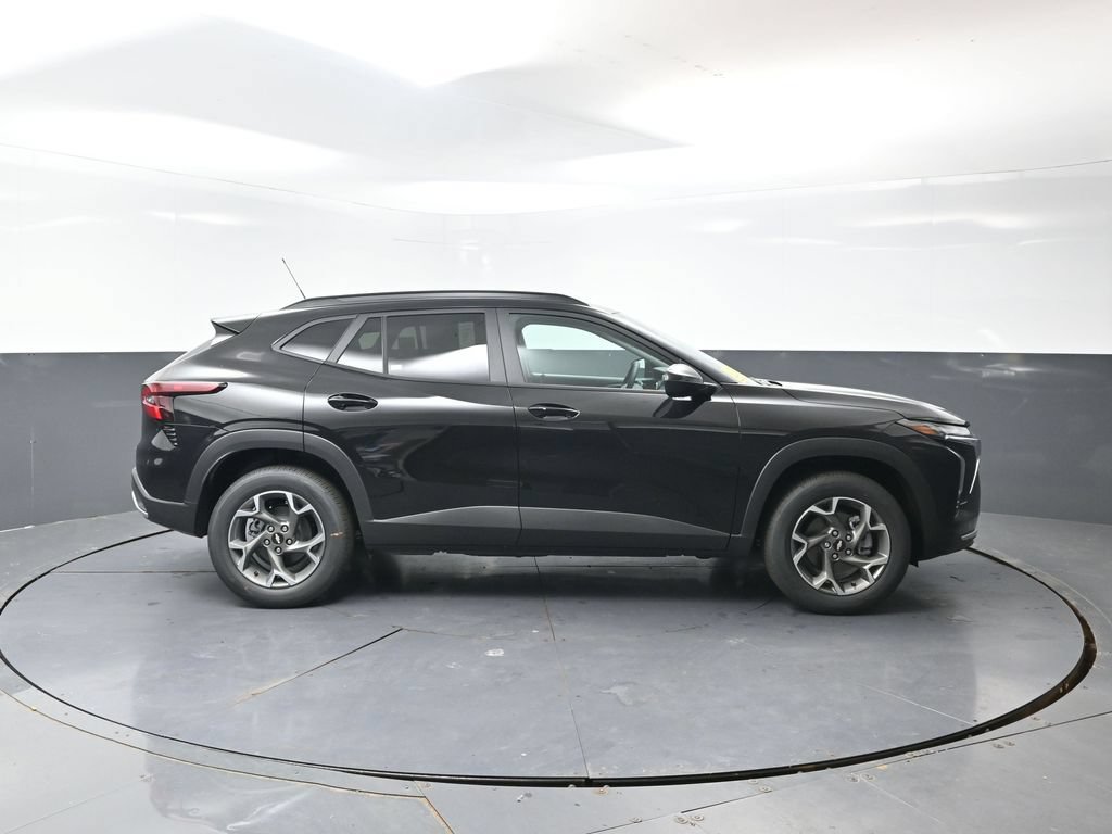 New 2026 Chevrolet Trax LT w/ Driver Confidence Package FWD image 2