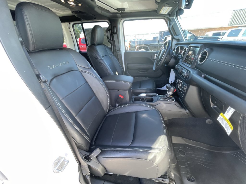 Used 2018 Jeep Wrangler Unlimited Sahara AWD/4WD image 28