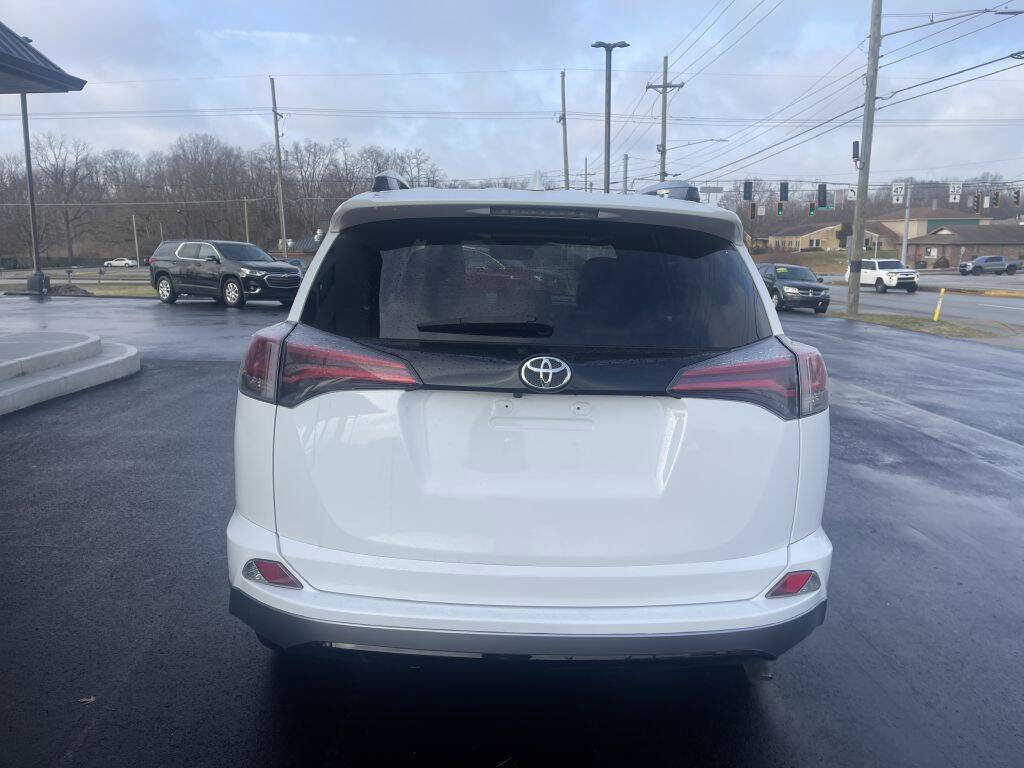 Used 2018 Toyota RAV4 SE image 4