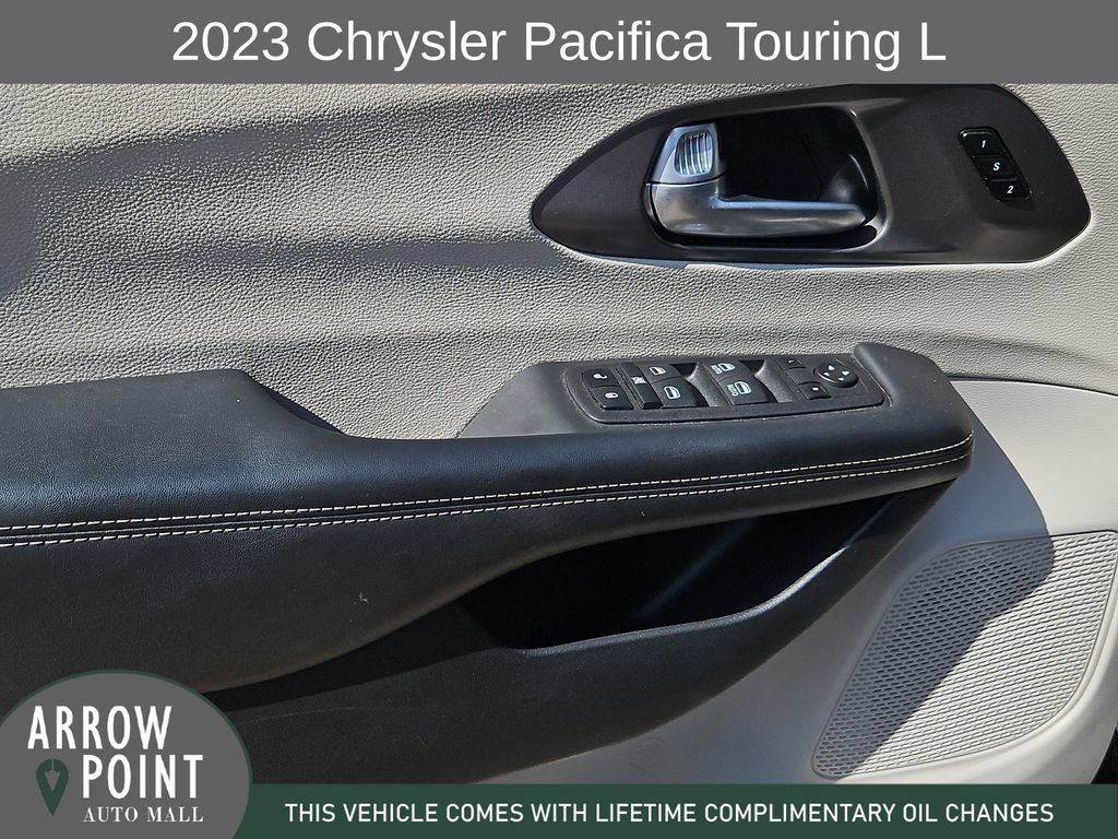 Used 2023 Chrysler Pacifica Touring-L FWD image 21