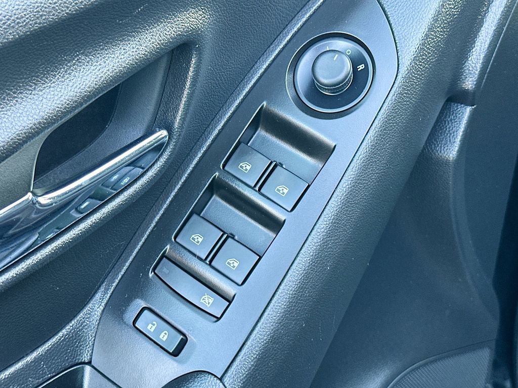 Used 2022 Chevrolet Trax LS w/ Tint and Cruise Package AWD/4WD image 17