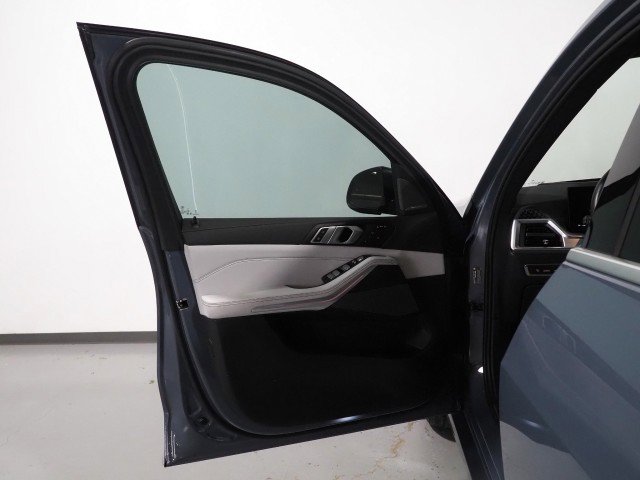 Used 2024 BMW X7 xDrive40i image 70