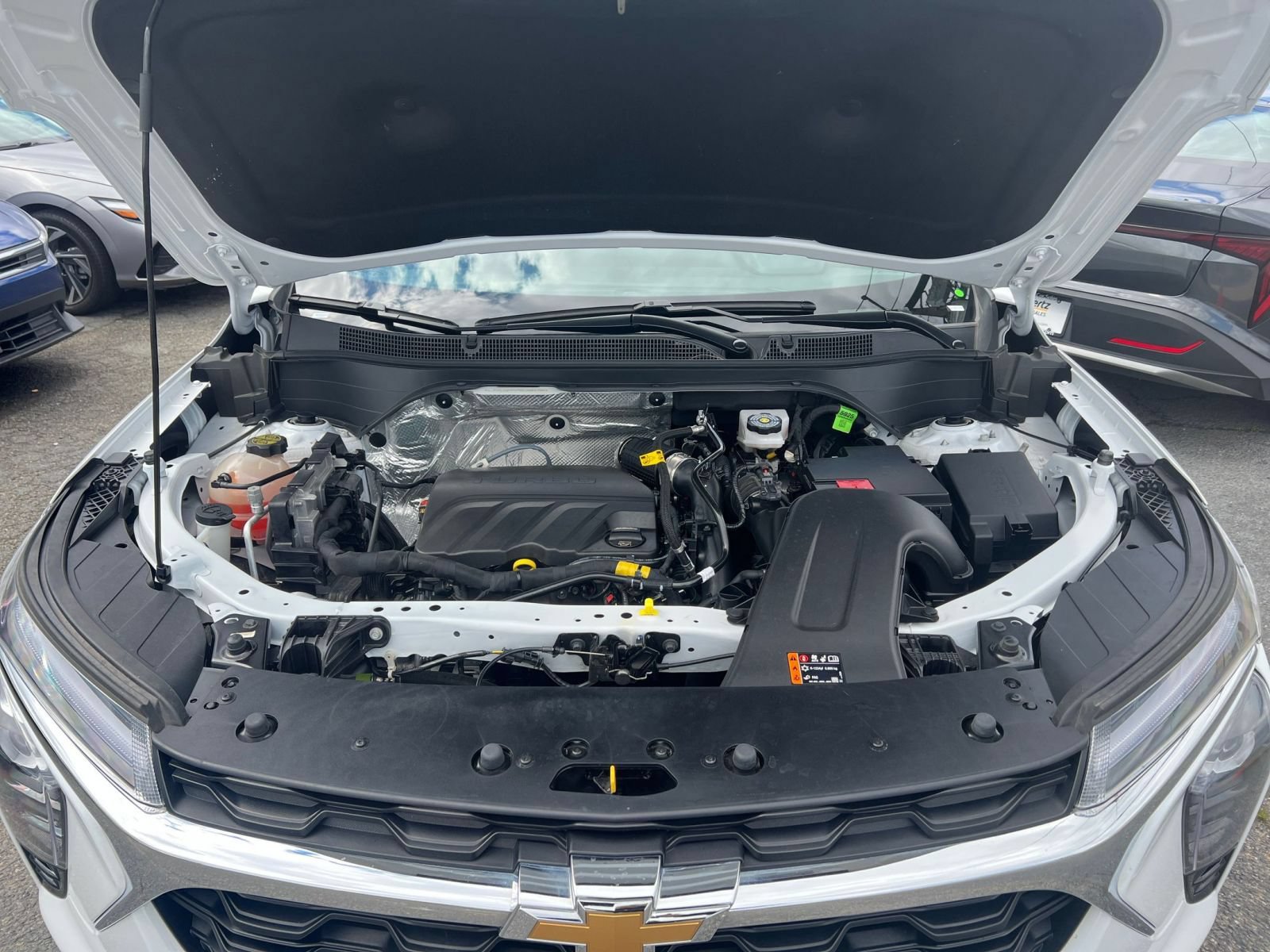 Used 2025 Chevrolet Trax LT FWD image 32