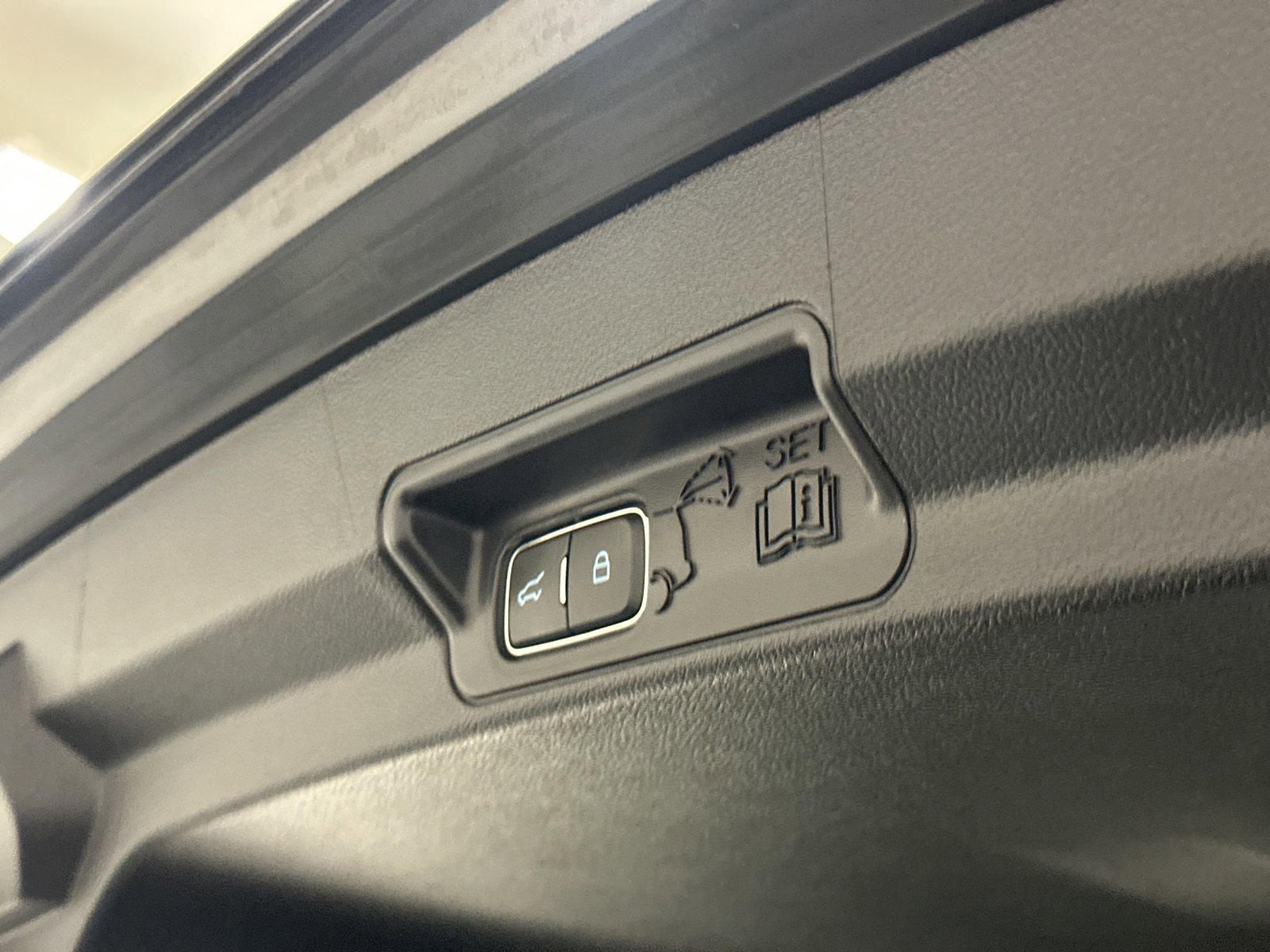 Used 2022 Ford Explorer XLT w/ Equipment Group 202A image 9