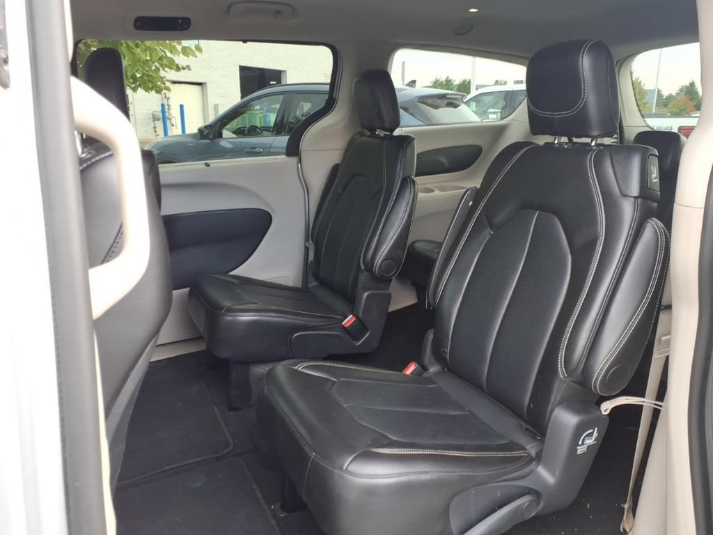 Used 2024 Chrysler Pacifica Touring-L FWD image 9