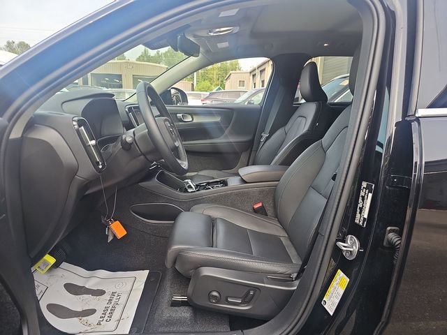 Used 2024 Volvo XC40 B5 Plus image 8