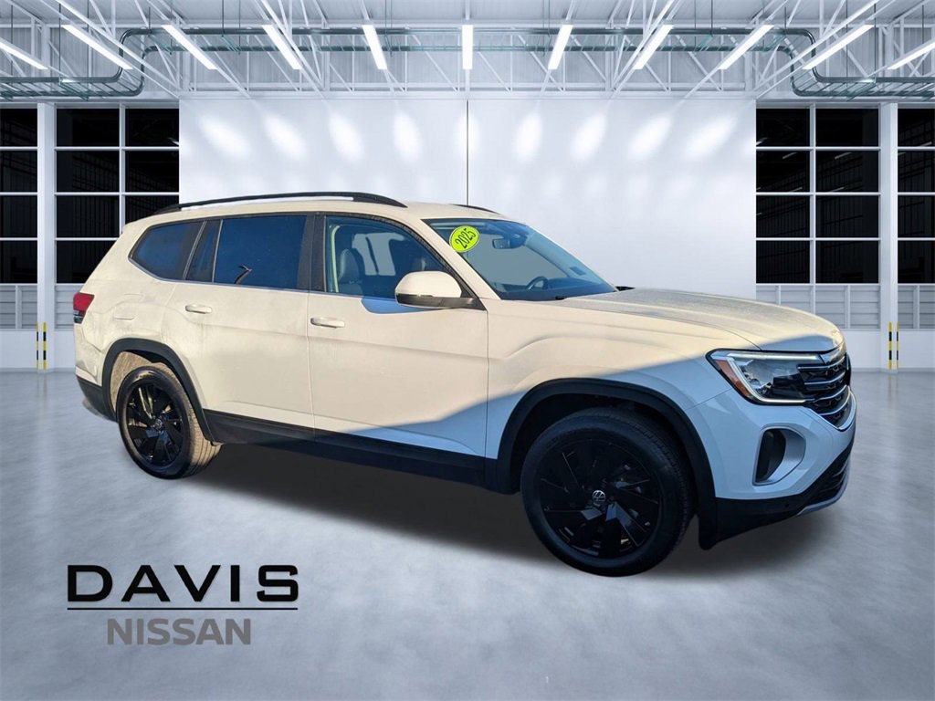 Used 2025 Volkswagen Atlas SE w/ Black Wheel Package