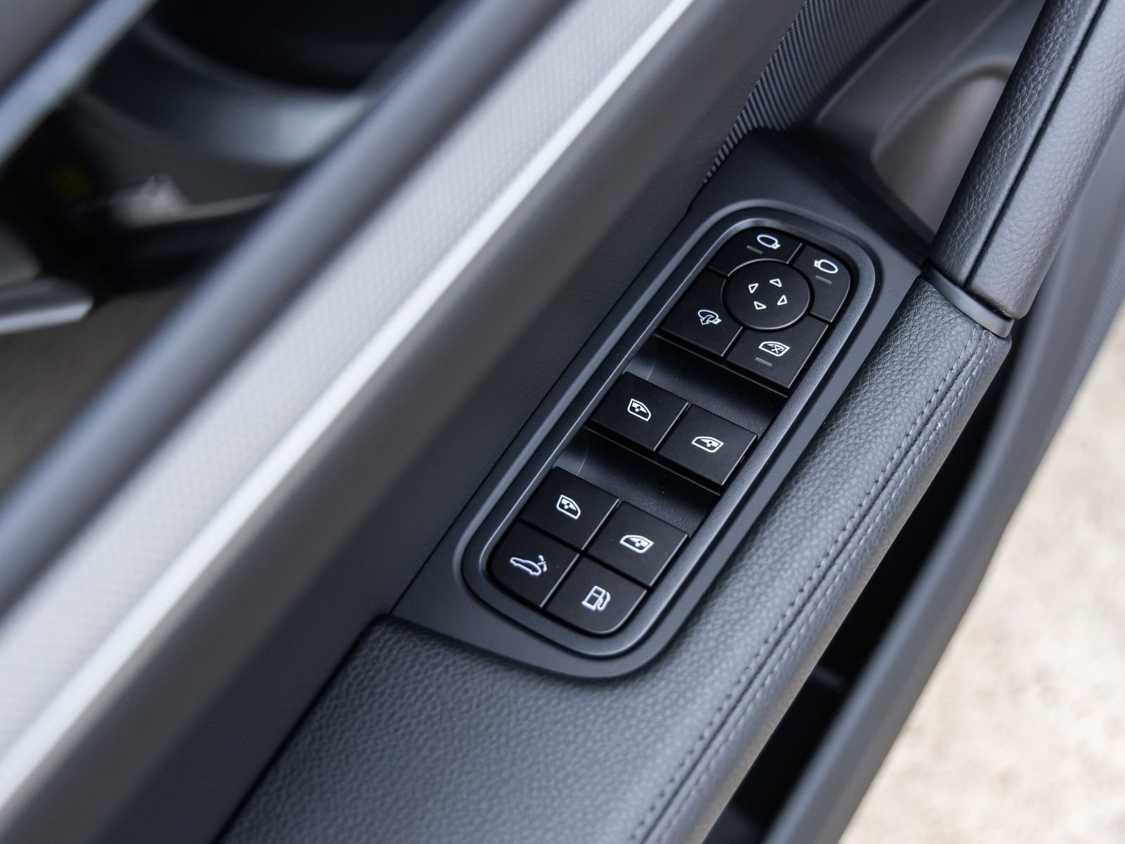 Certified 2026 Porsche Cayenne E-Hybrid Coupe AWD/4WD image 24