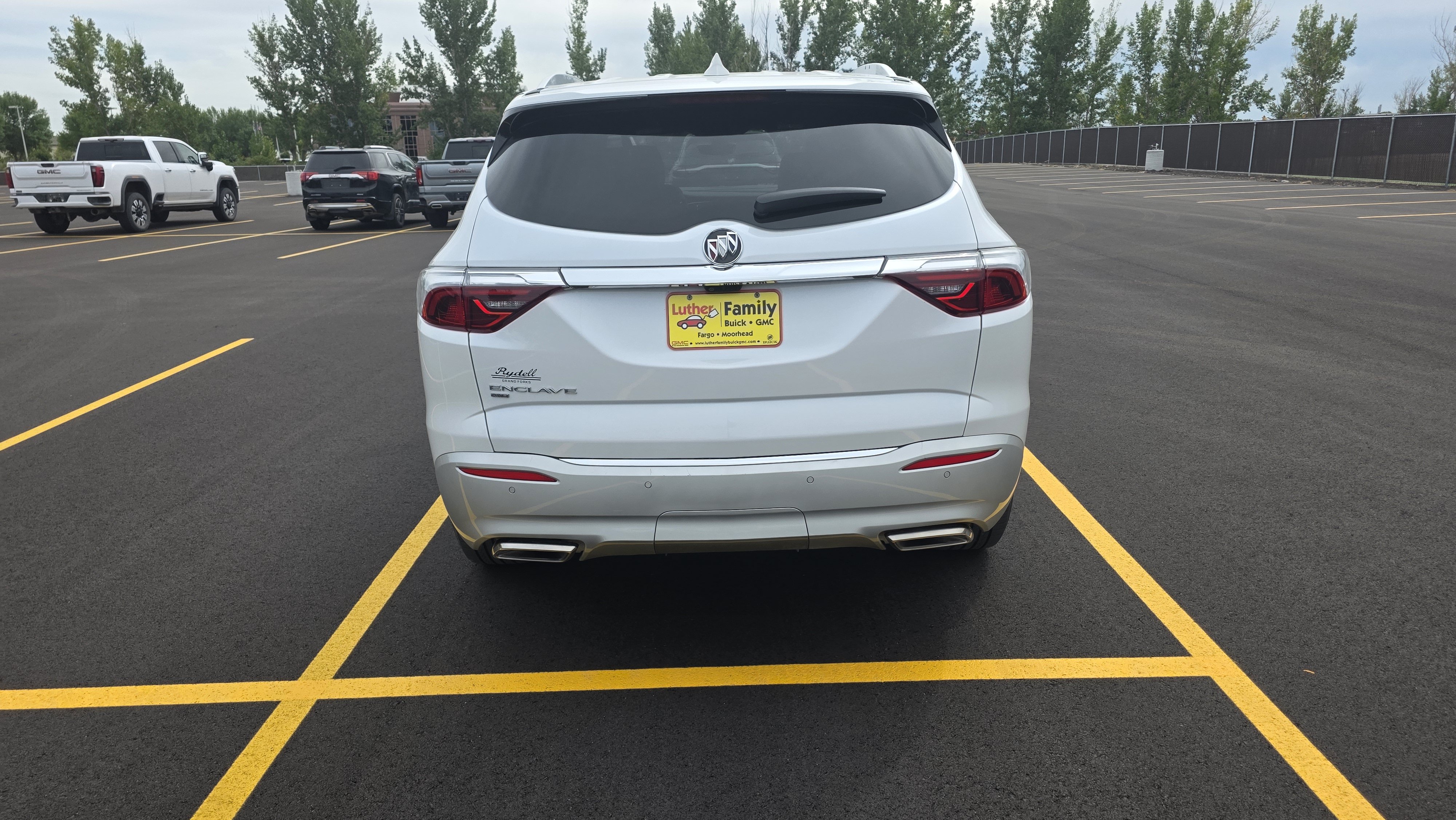 Used 2023 Buick Enclave Essence AWD/4WD image 5
