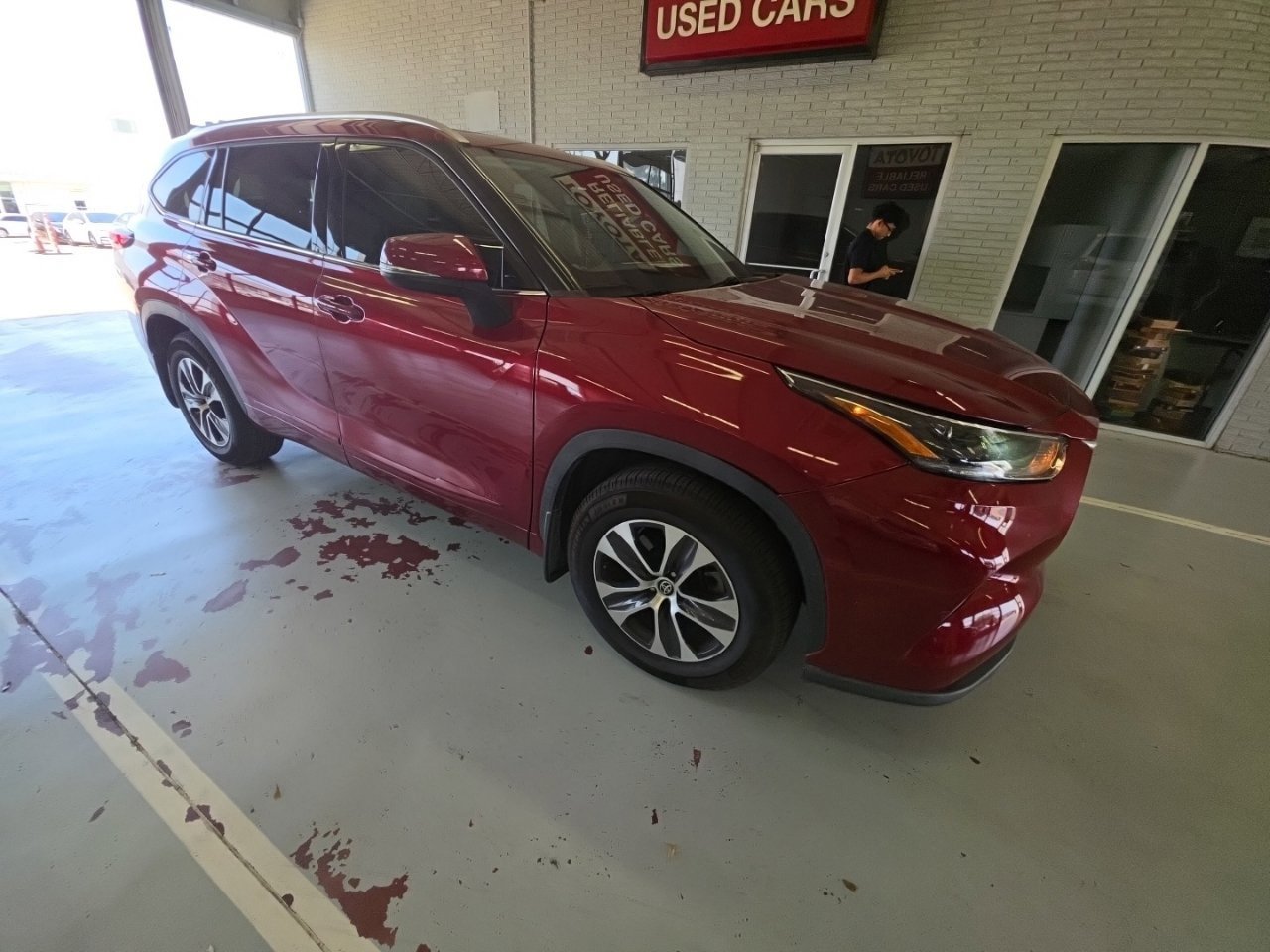 Used 2021 Toyota Highlander XLE FWD image 3