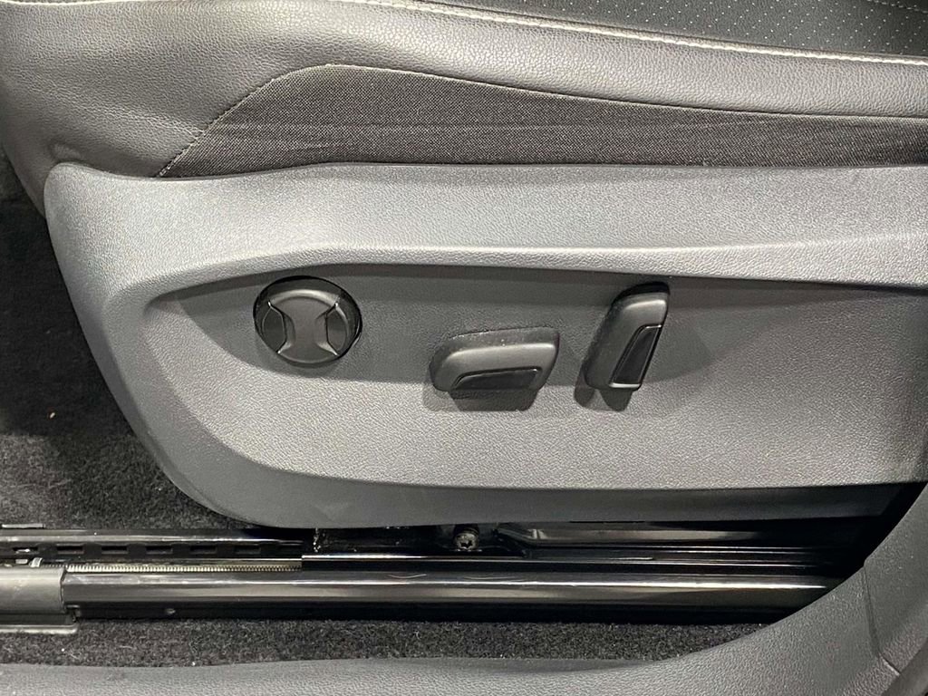 Used 2023 Volkswagen Tiguan SE image 16