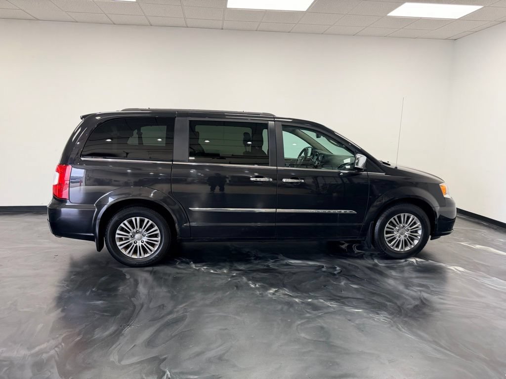 Used 2014 Chrysler Town & Country Touring-L w/ Driver Convenience Group FWD image 9