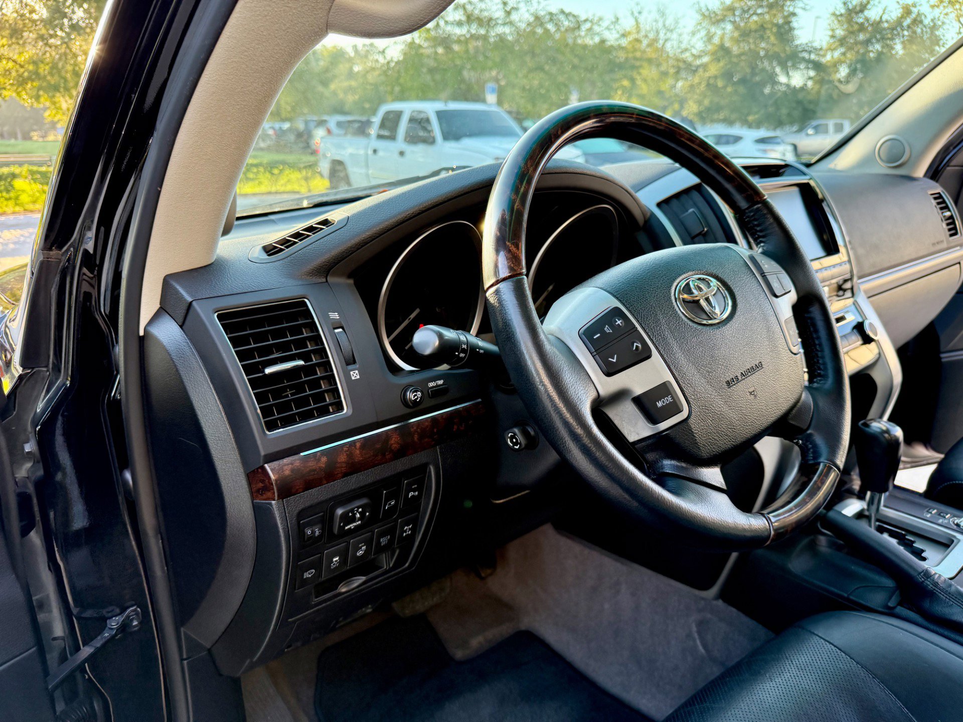 Used 2013 Toyota Land Cruiser image 23