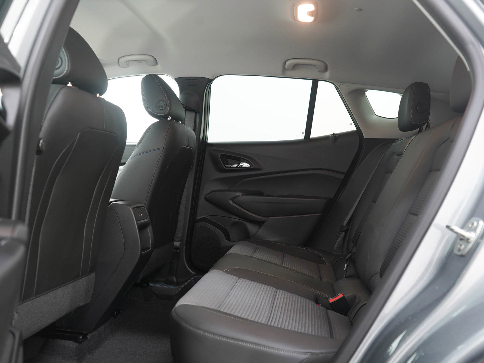 Used 2025 Chevrolet Trax LT w/ Driver Confidence Package FWD image 19