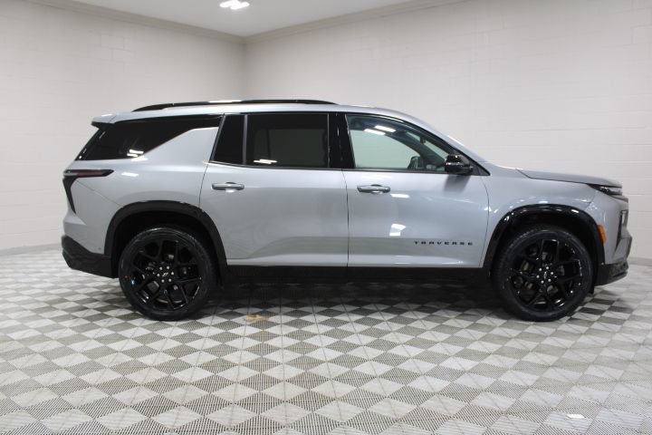 Used 2025 Chevrolet Traverse RS AWD/4WD image 13