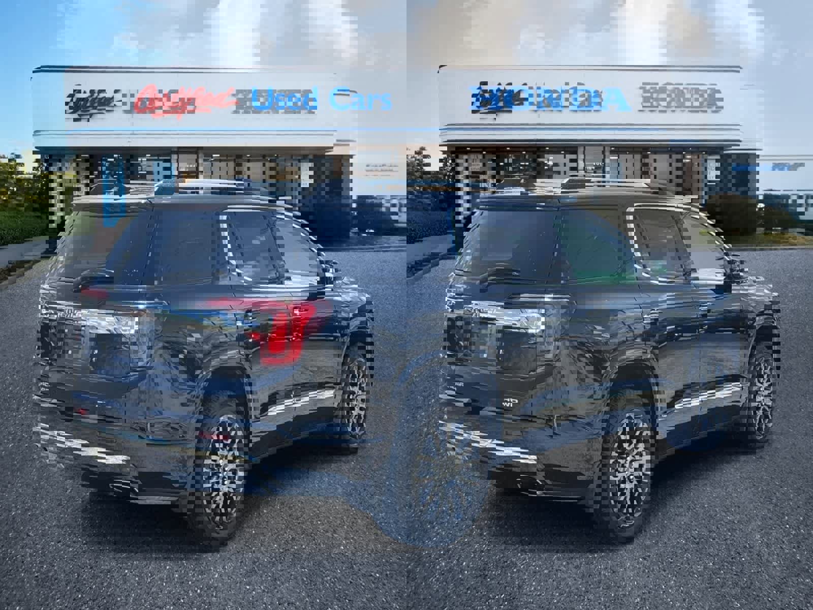 Used 2023 GMC Acadia Denali w/ Black Diamond Edition image 5