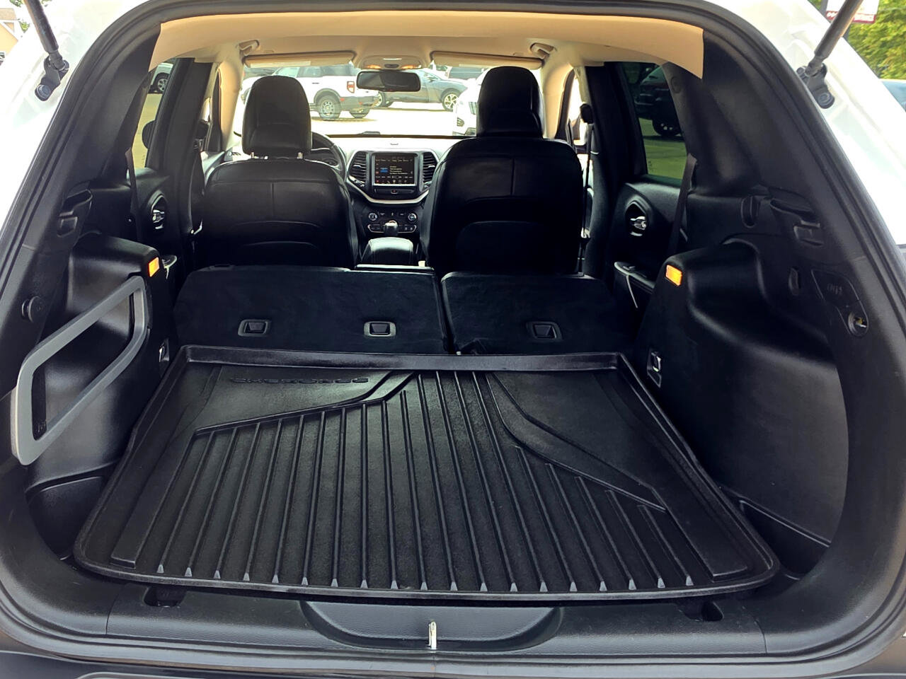 Used 2018 Jeep Cherokee Latitude Plus image 17