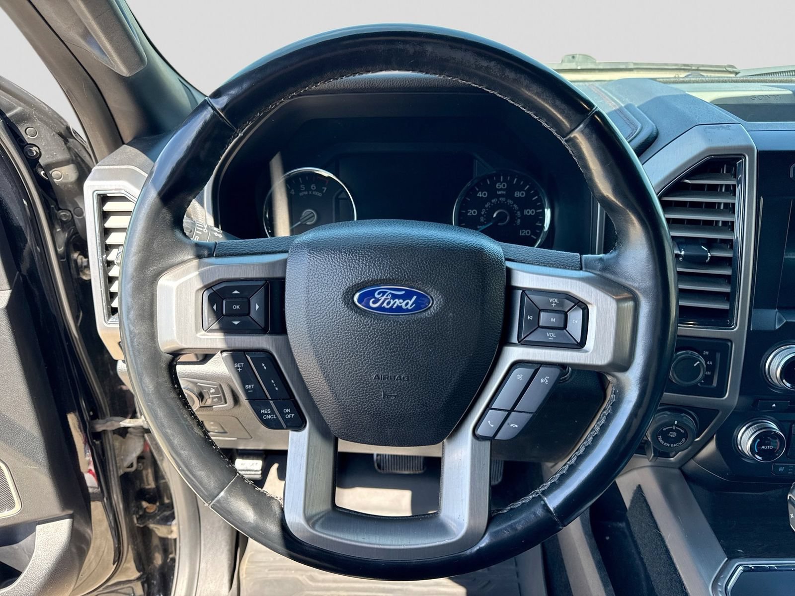 Used 2017 Ford F150 Platinum w/ Equipment Group 701A Luxury AWD/4WD image 28