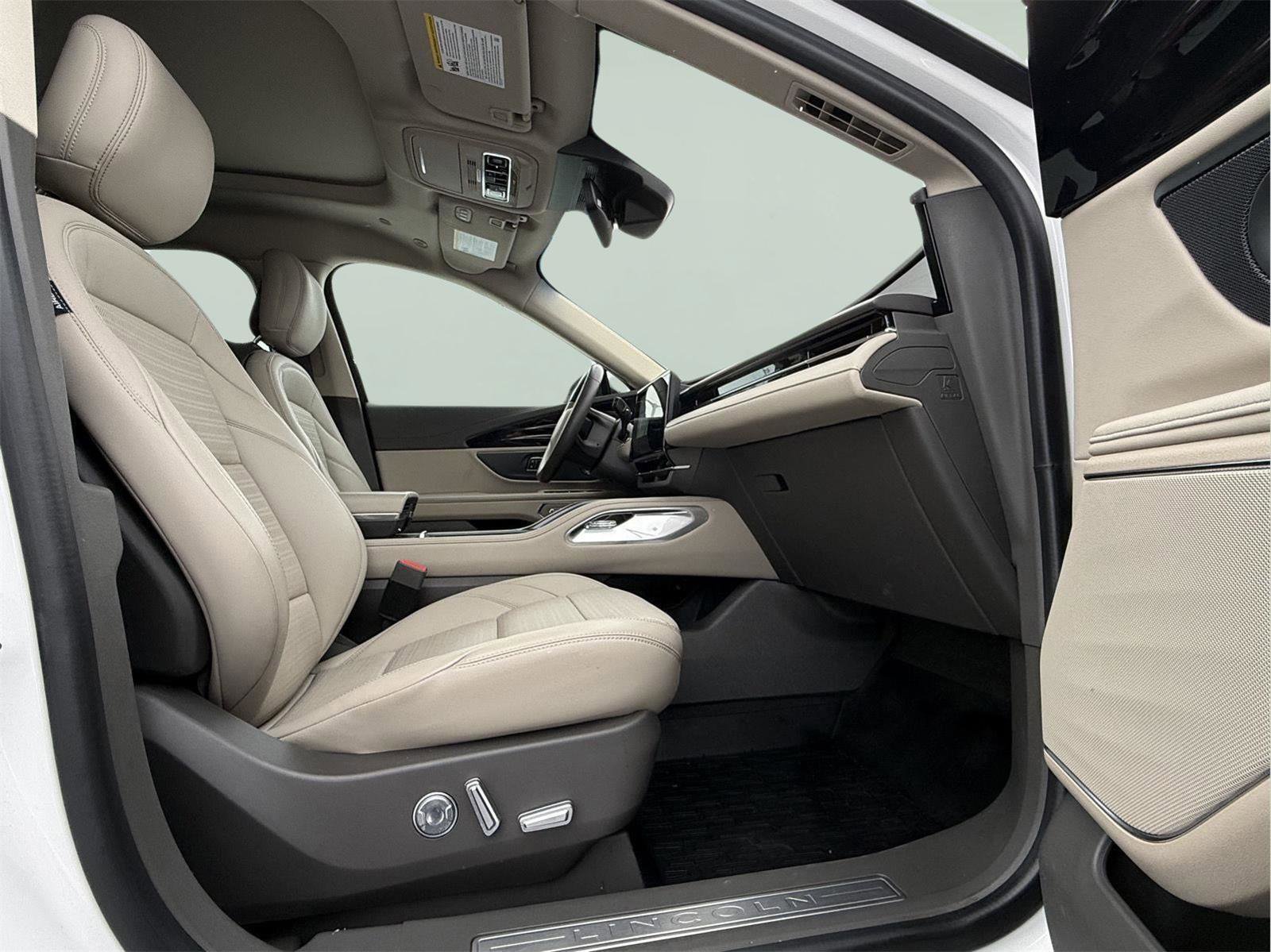 Used 2024 Lincoln Nautilus Reserve w/ Equipment Group 202A image 25