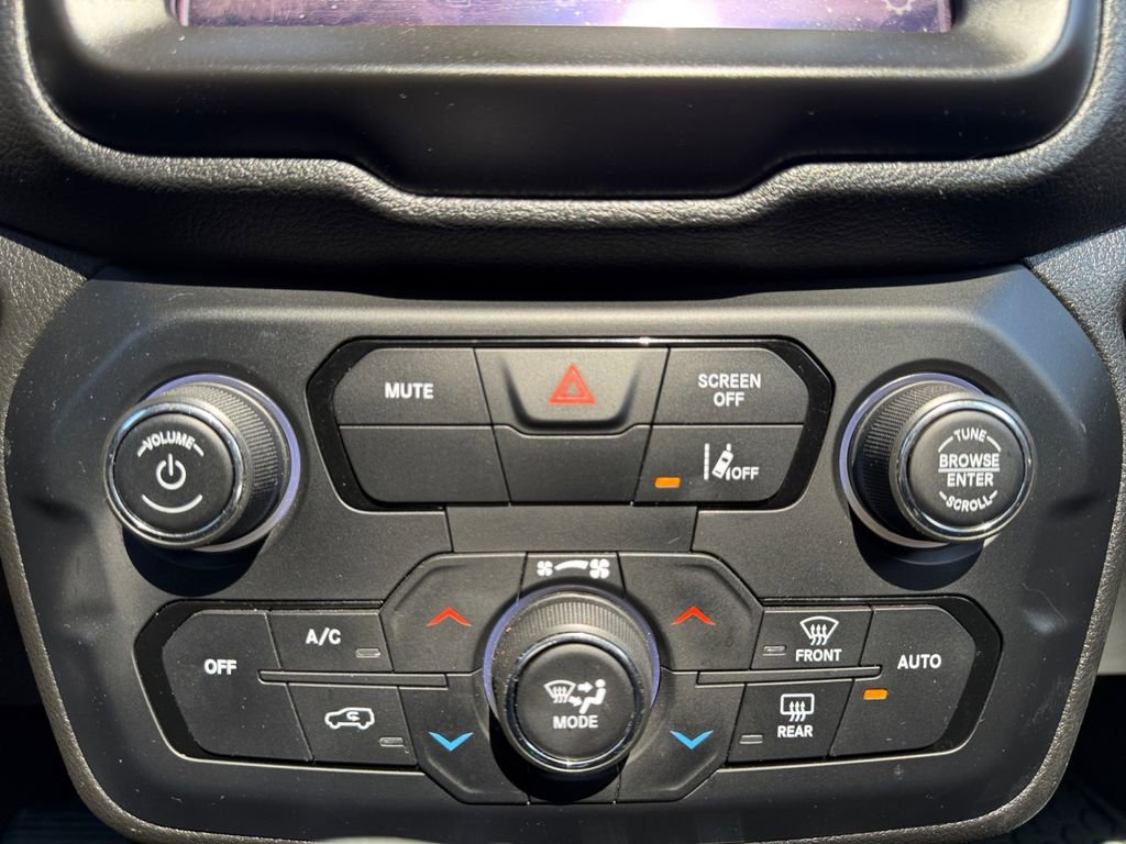 Used 2022 Jeep Renegade Latitude w/ Sun/Sound Group AWD/4WD image 29