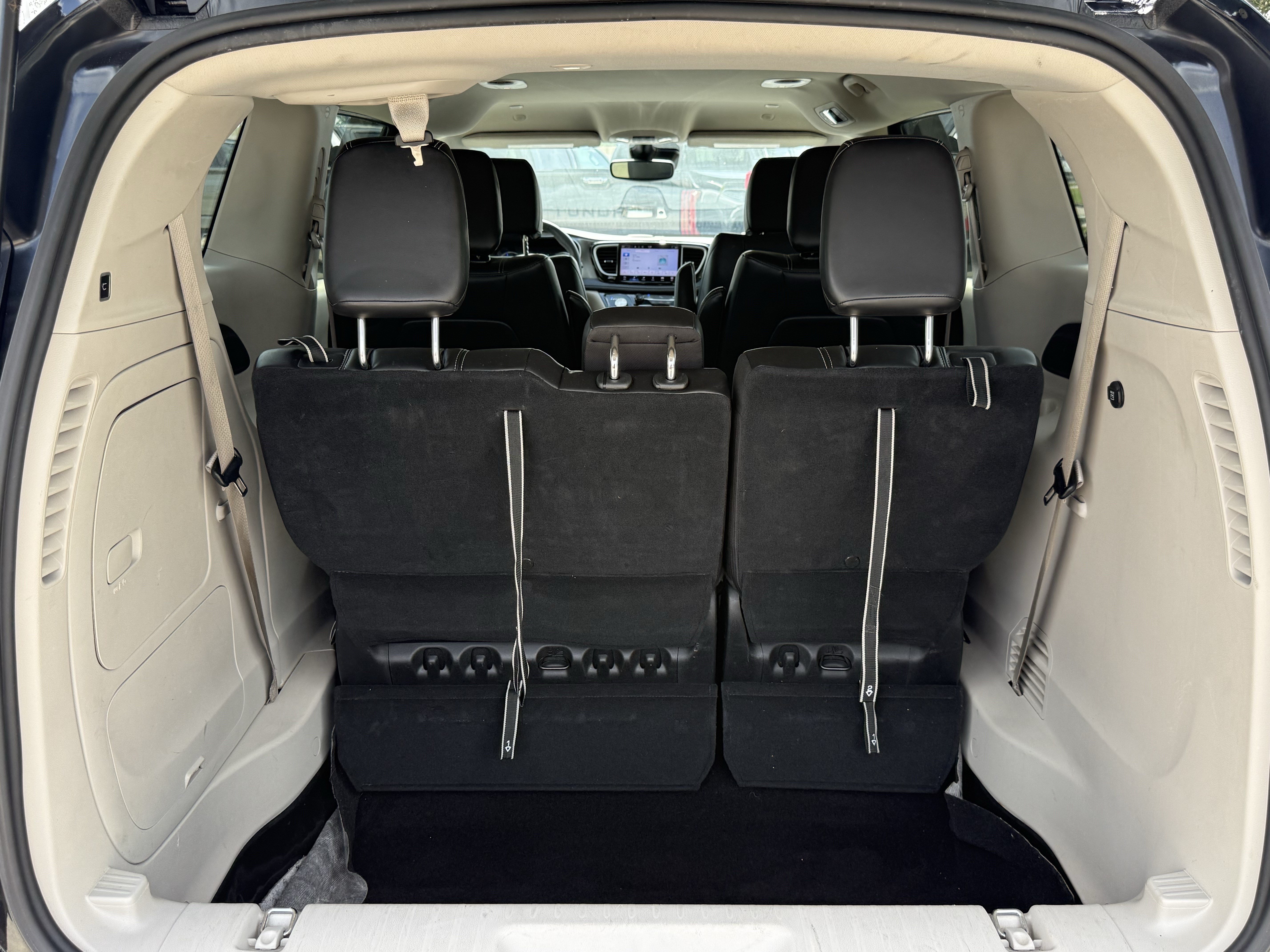 Used 2023 Chrysler Pacifica Touring-L FWD image 31