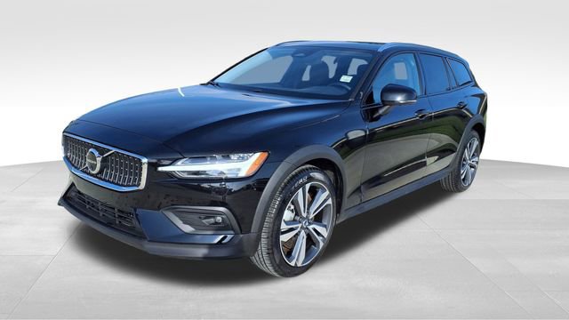 Certified 2025 Volvo V60 B5 Cross Country Plus image 4