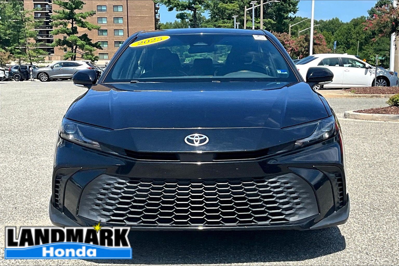 Used 2025 Toyota Camry SE FWD image 3