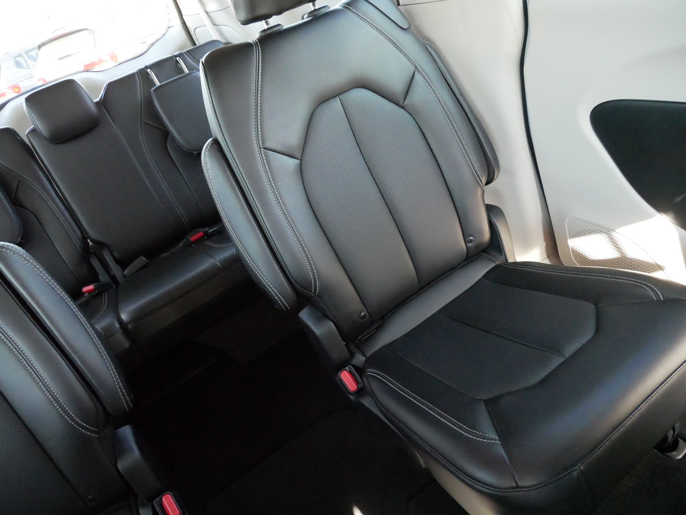 Used 2024 Chrysler Pacifica Touring-L FWD image 14