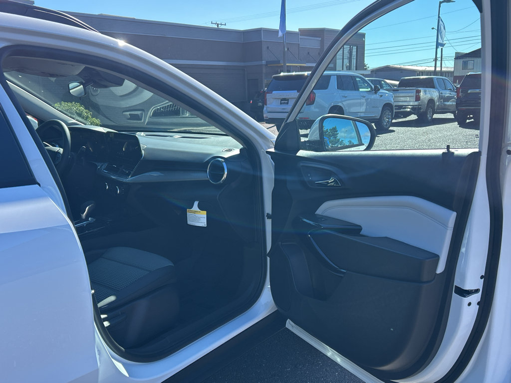 New 2026 Chevrolet Trax LT w/ Sunroof Package FWD image 26
