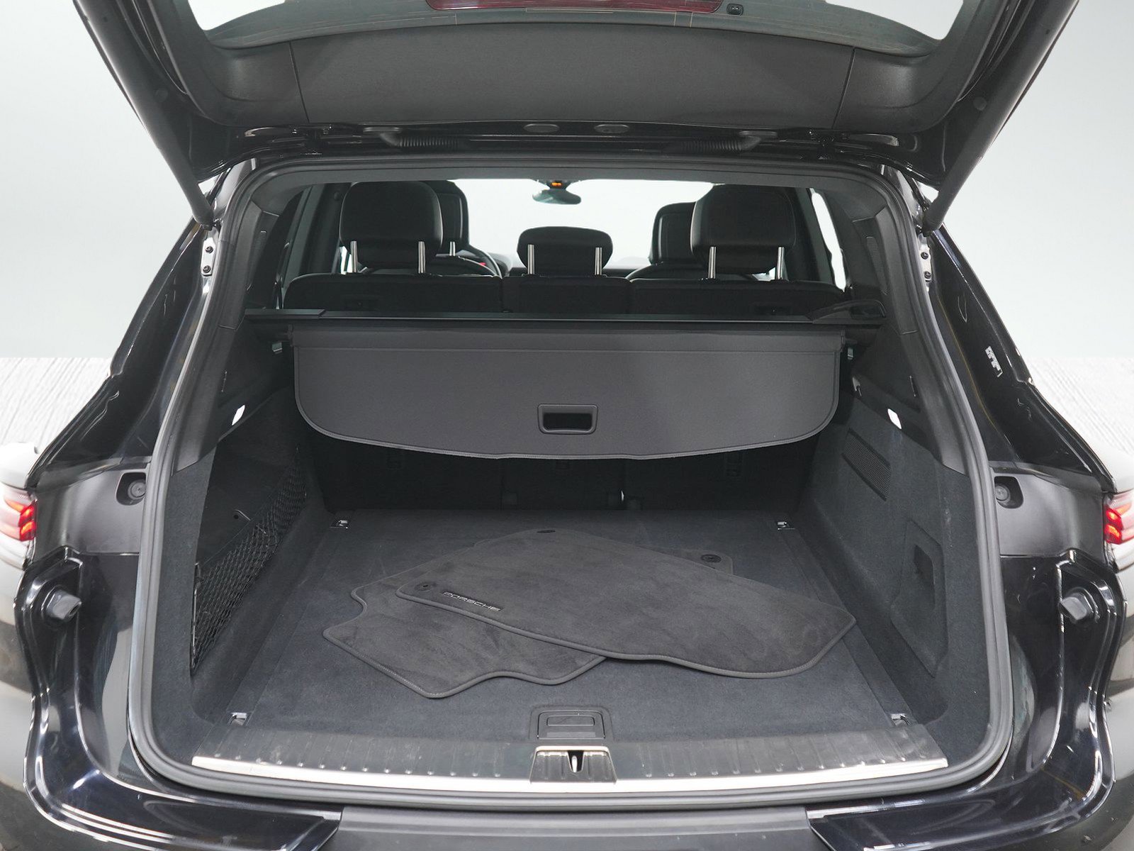 Used 2025 Porsche Cayenne AWD/4WD image 16