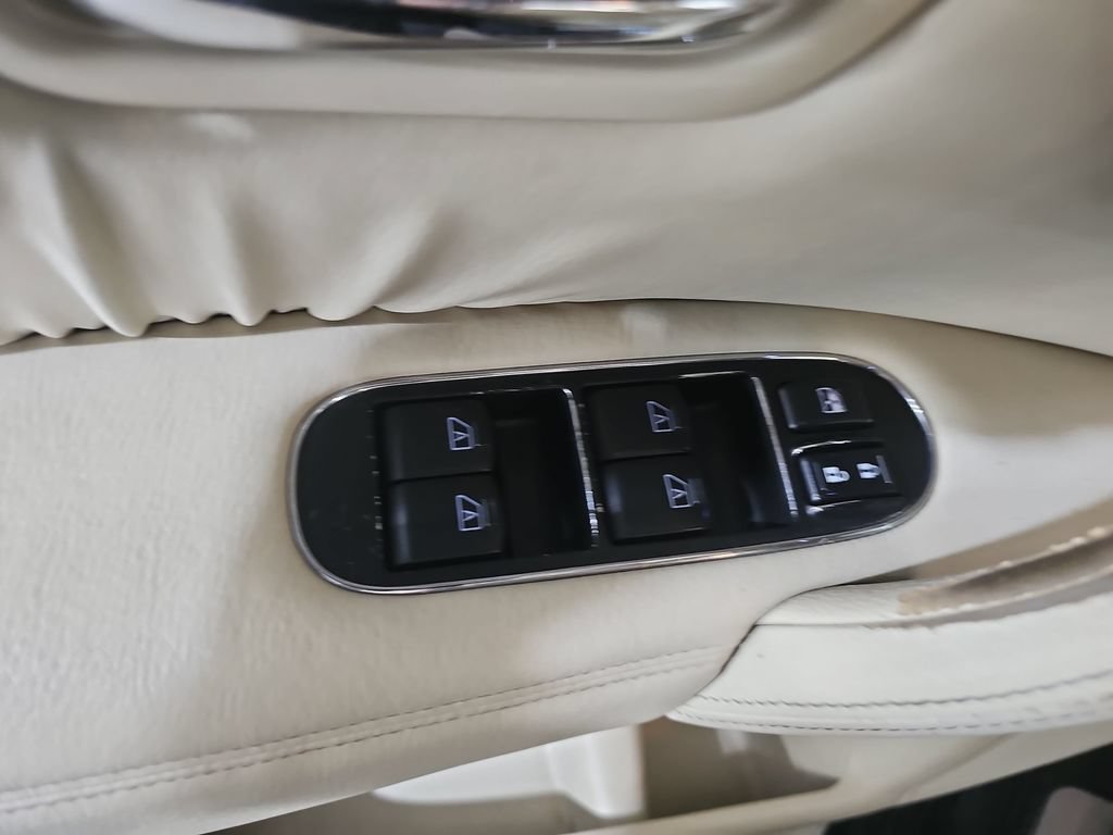 Used 2012 INFINITI QX56 4WD w/ Deluxe Touring Pkg image 34