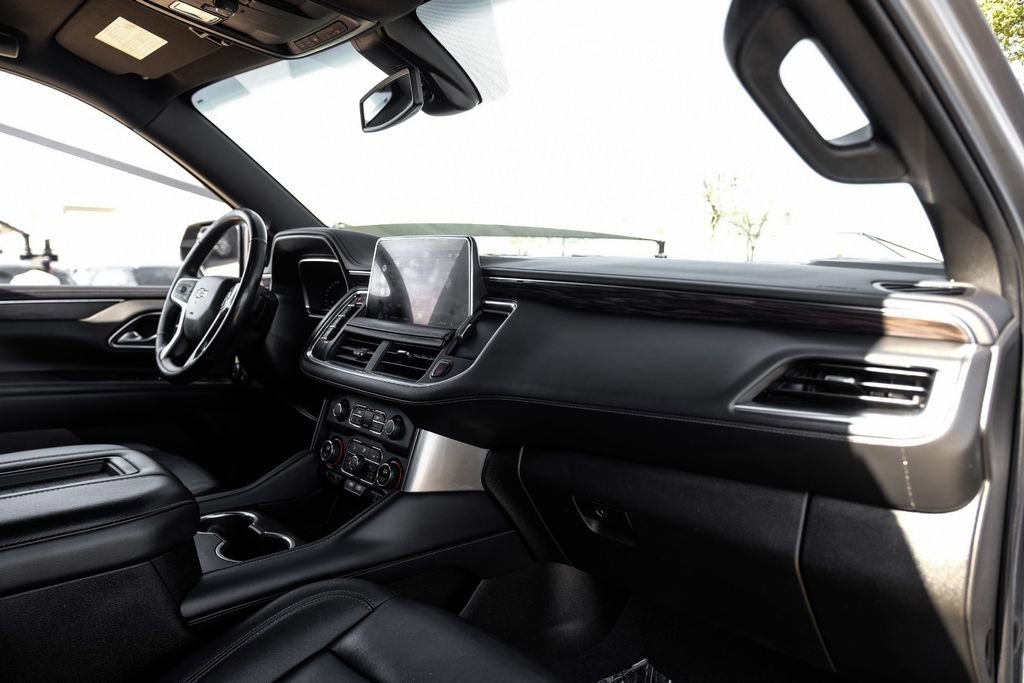 Used 2022 Chevrolet Suburban LT w/ Luxury Package image 9