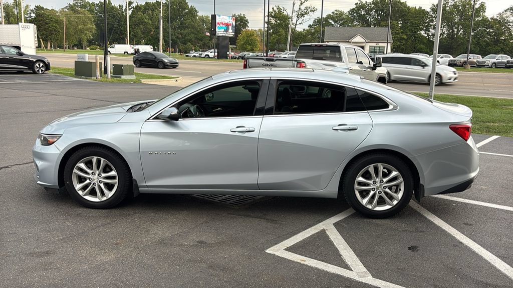 Used 2018 Chevrolet Malibu LT w/ Driver Confidence Package FWD image 2