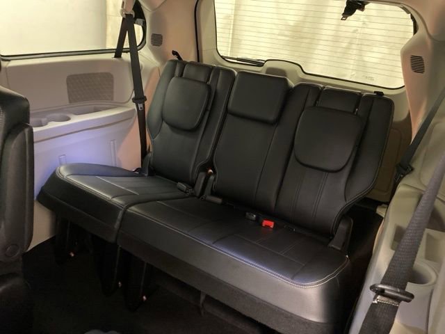 Used 2013 Chrysler Town & Country Touring image 20