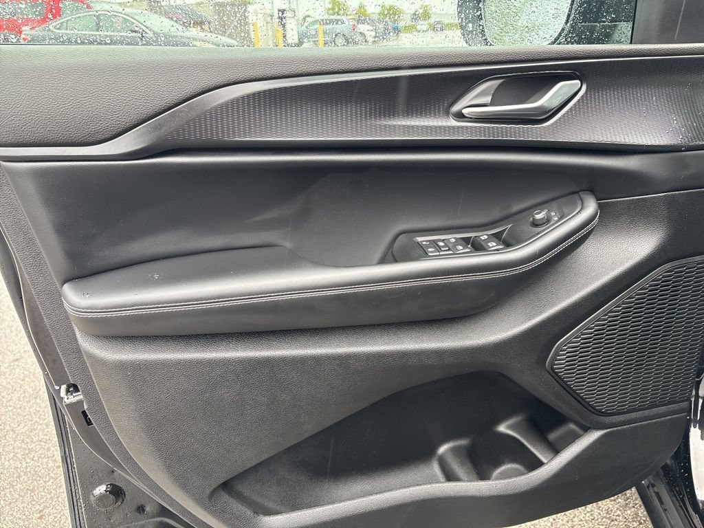 Used 2025 Jeep Grand Cherokee Laredo AWD/4WD image 9