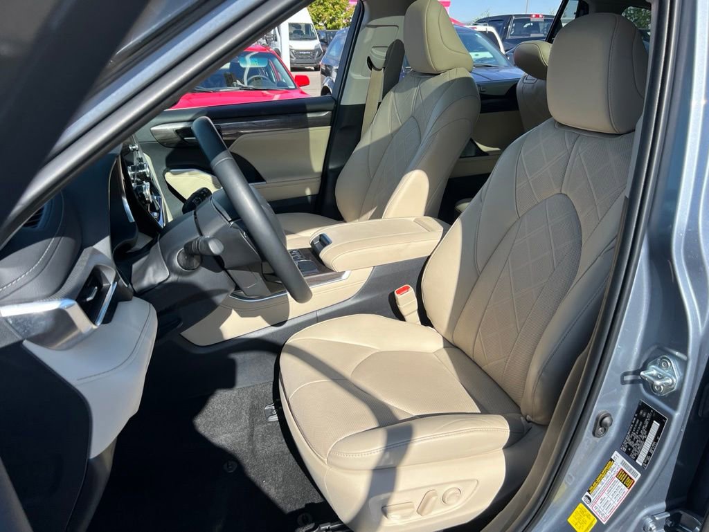Used 2024 Toyota Highlander Platinum AWD/4WD image 19
