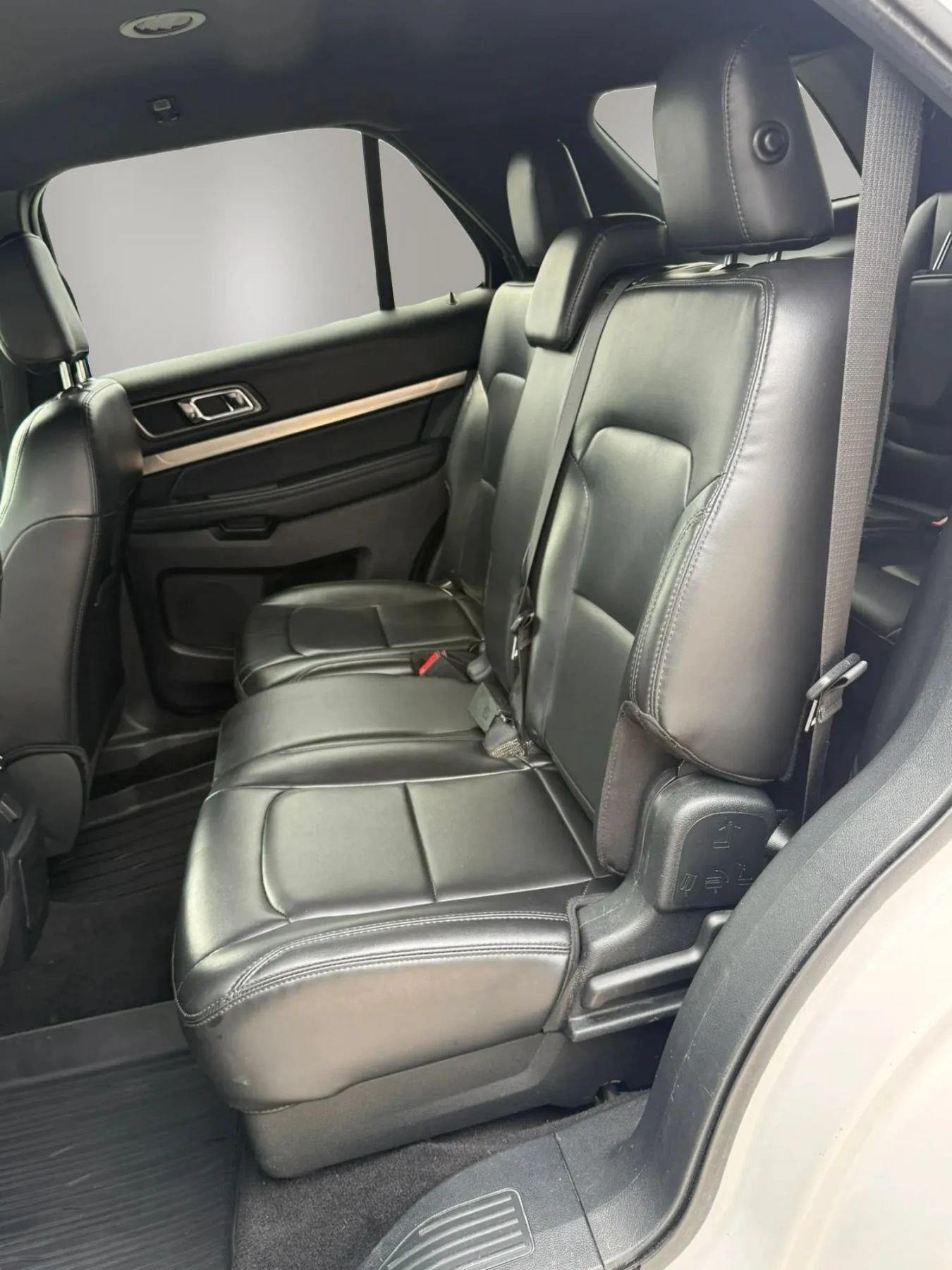 Used 2019 Ford Explorer XLT w/ Equipment Group 202A FWD image 11