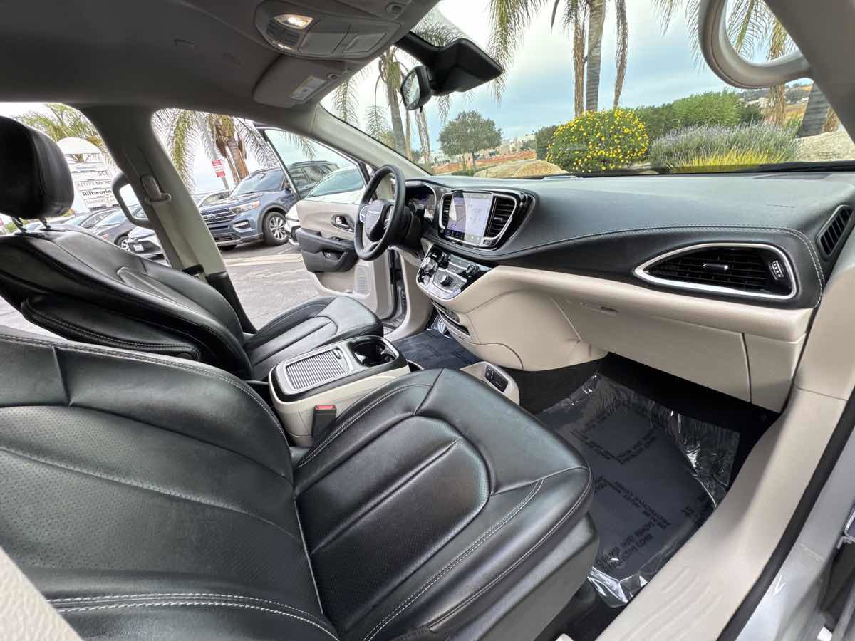 Used 2024 Chrysler Pacifica Select FWD image 21