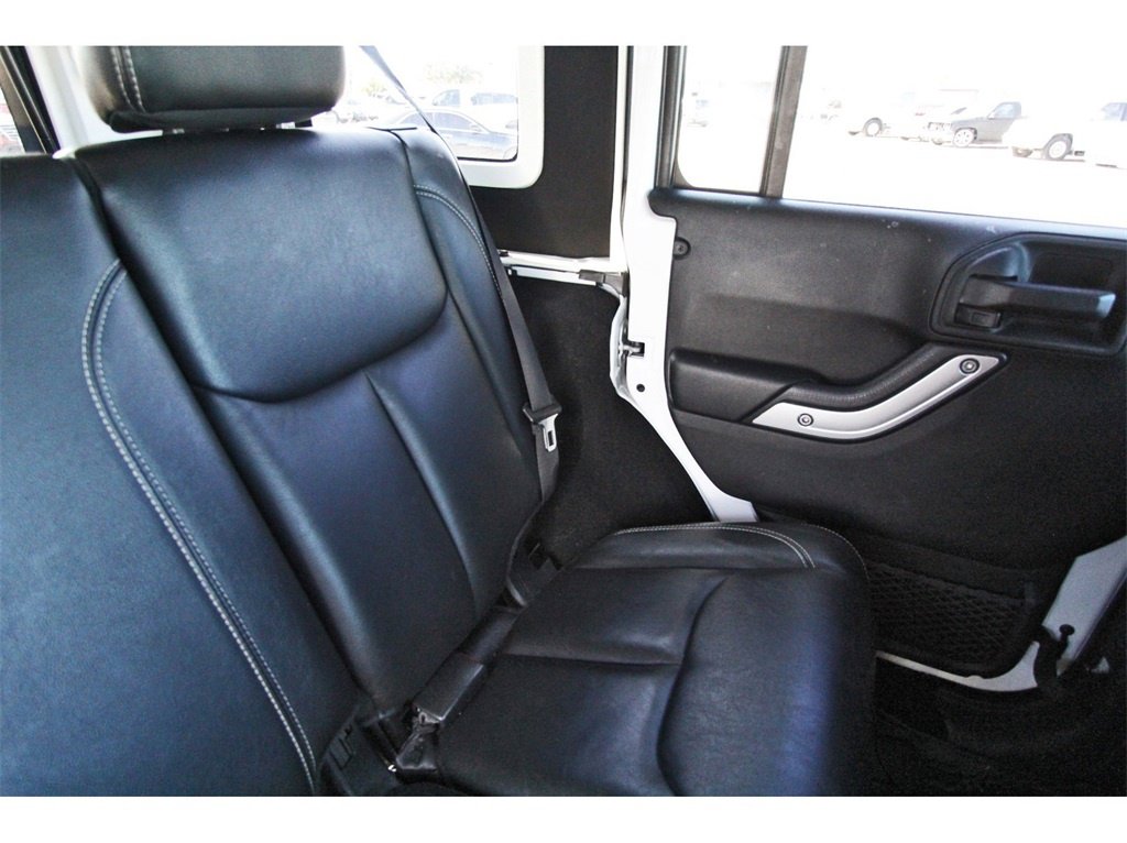 Used 2016 Jeep Wrangler Unlimited Rubicon image 12
