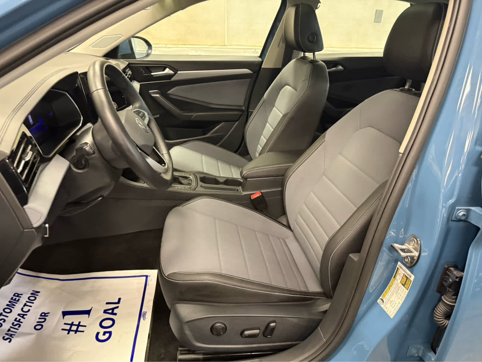 Used 2025 Volkswagen Jetta SE image 23