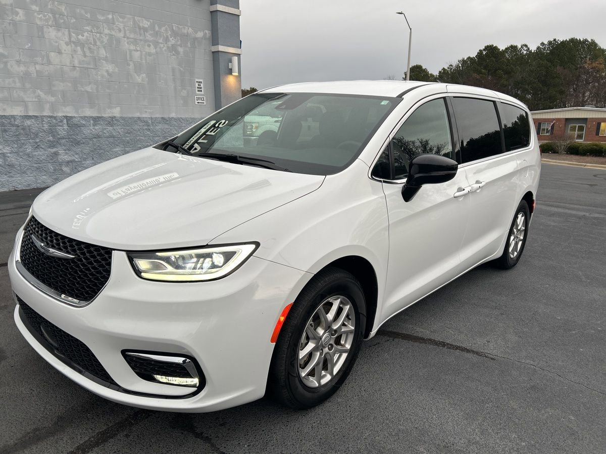 Used 2025 Chrysler Pacifica Select FWD image 3