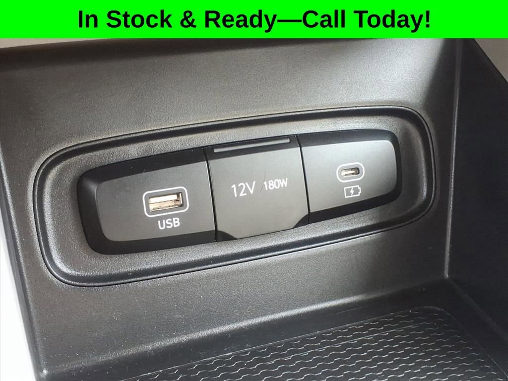 Used 2025 Hyundai Venue SEL image 12