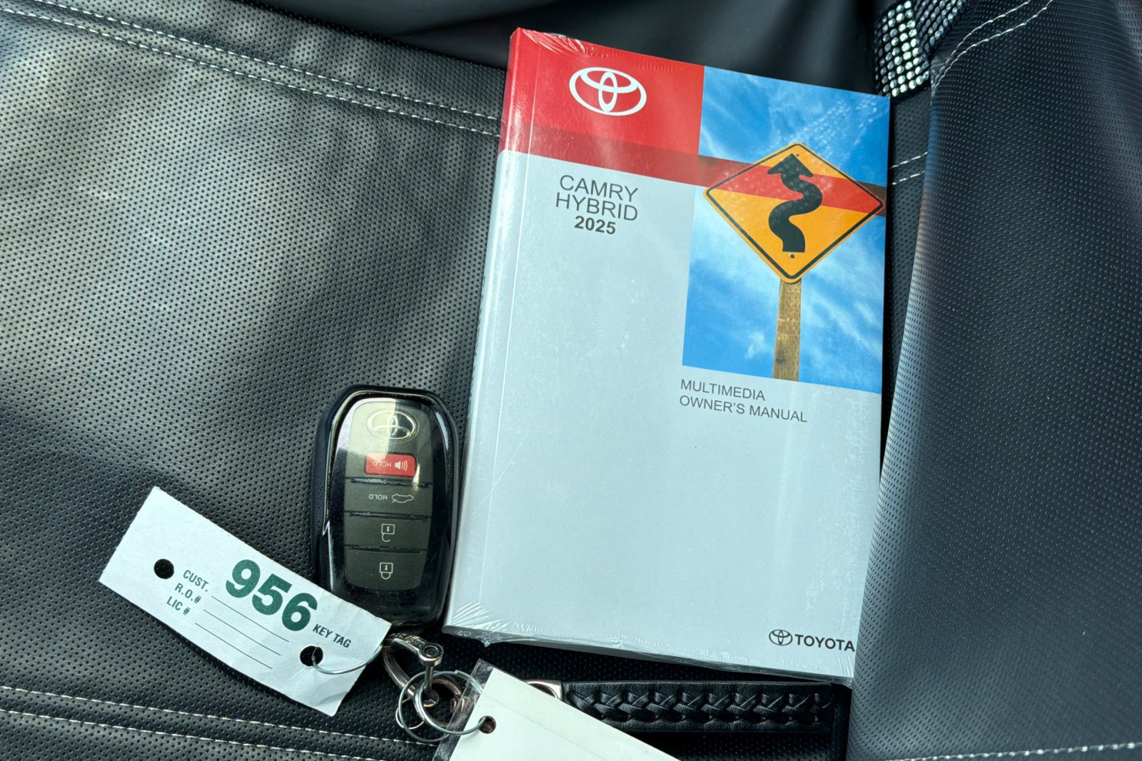 Used 2025 Toyota Camry SE w/ Convenience Package FWD image 11