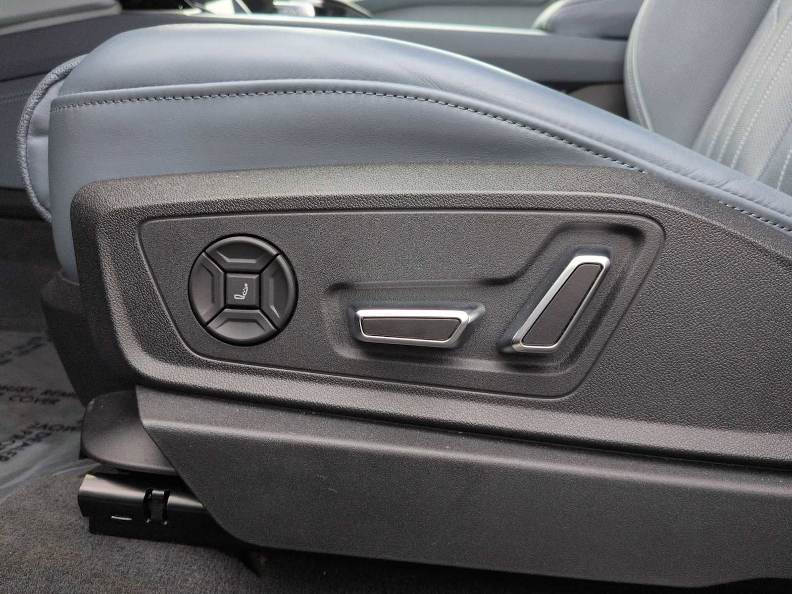 Used 2023 Audi e-tron Prestige w/ Prestige Package image 18