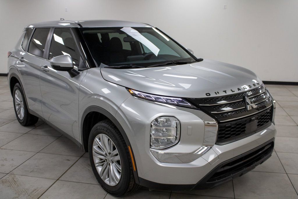 Used 2024 Mitsubishi Outlander ES image 19