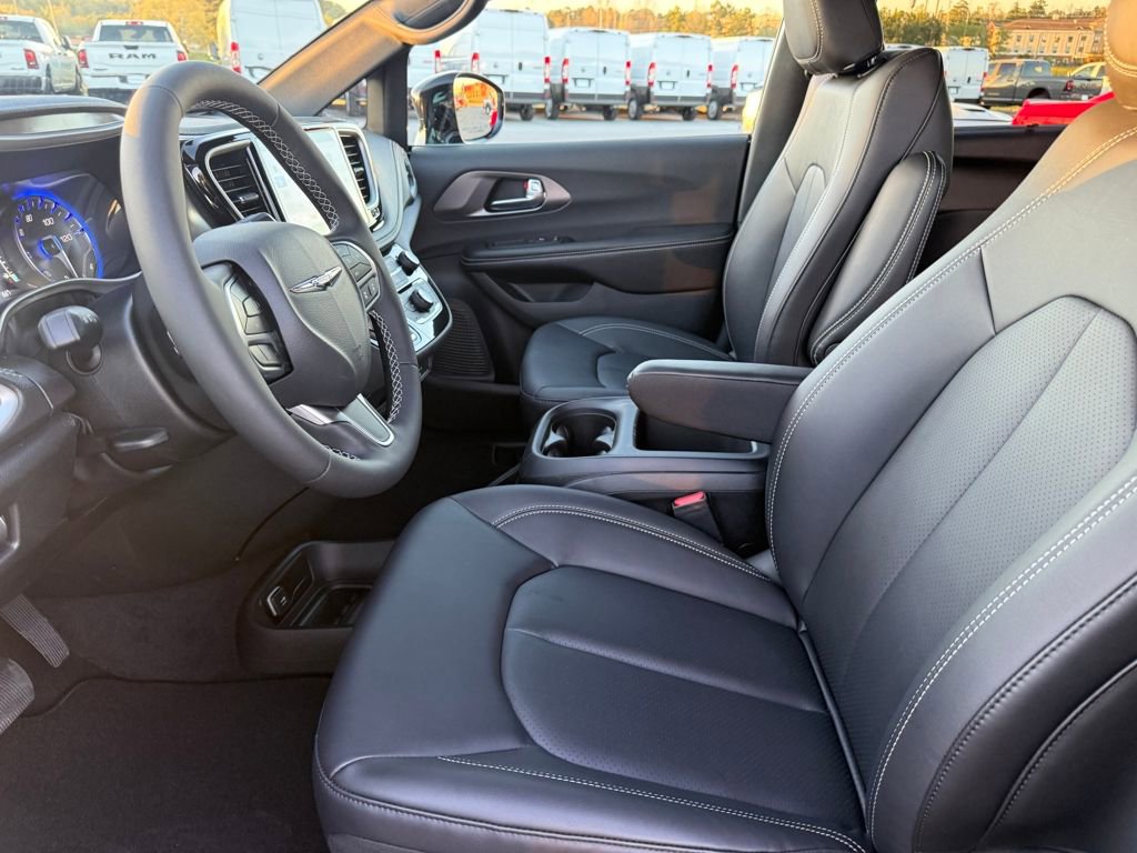 New 2026 Chrysler Pacifica Select image 9