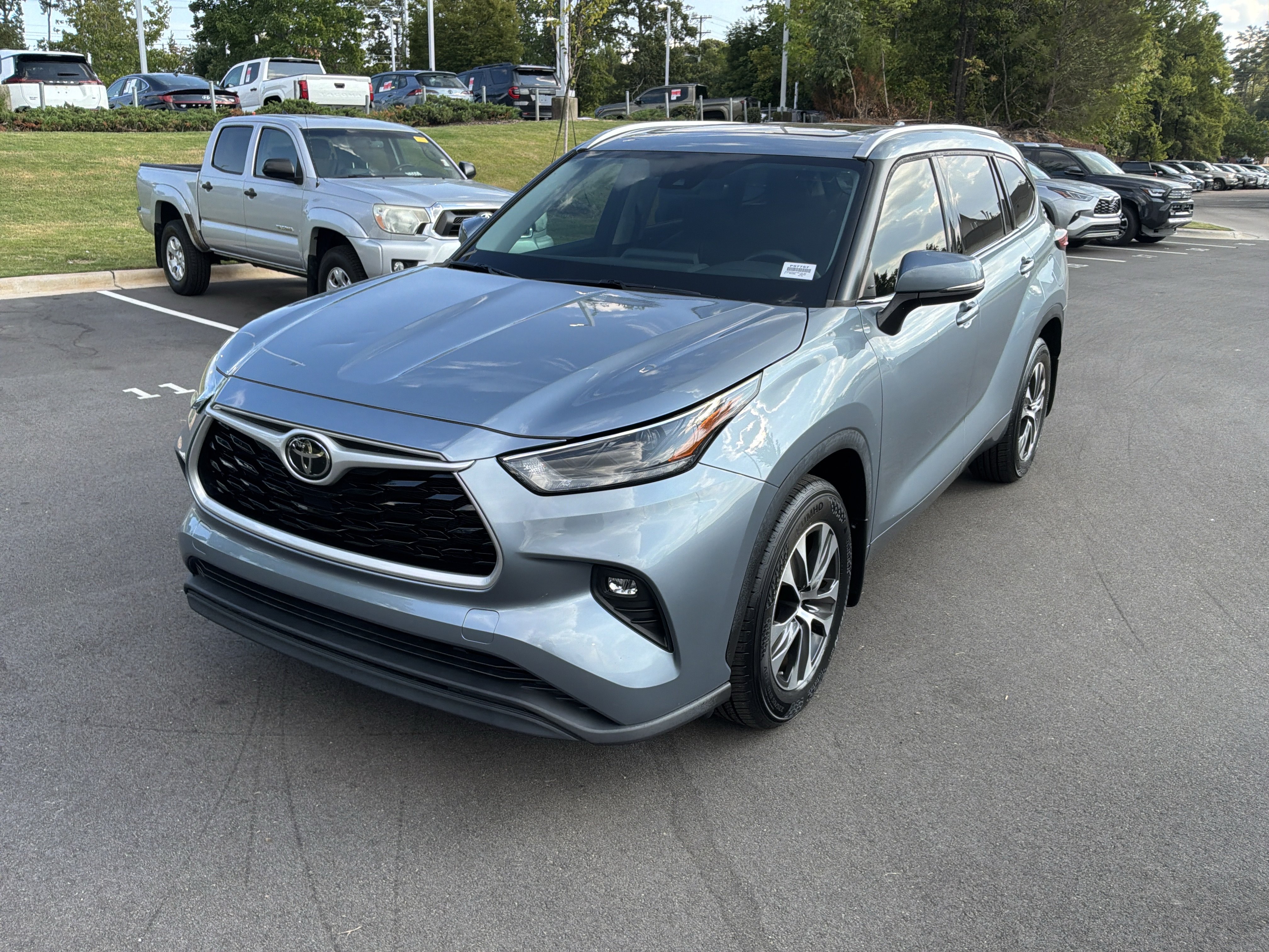Used 2022 Toyota Highlander XLE FWD image 5