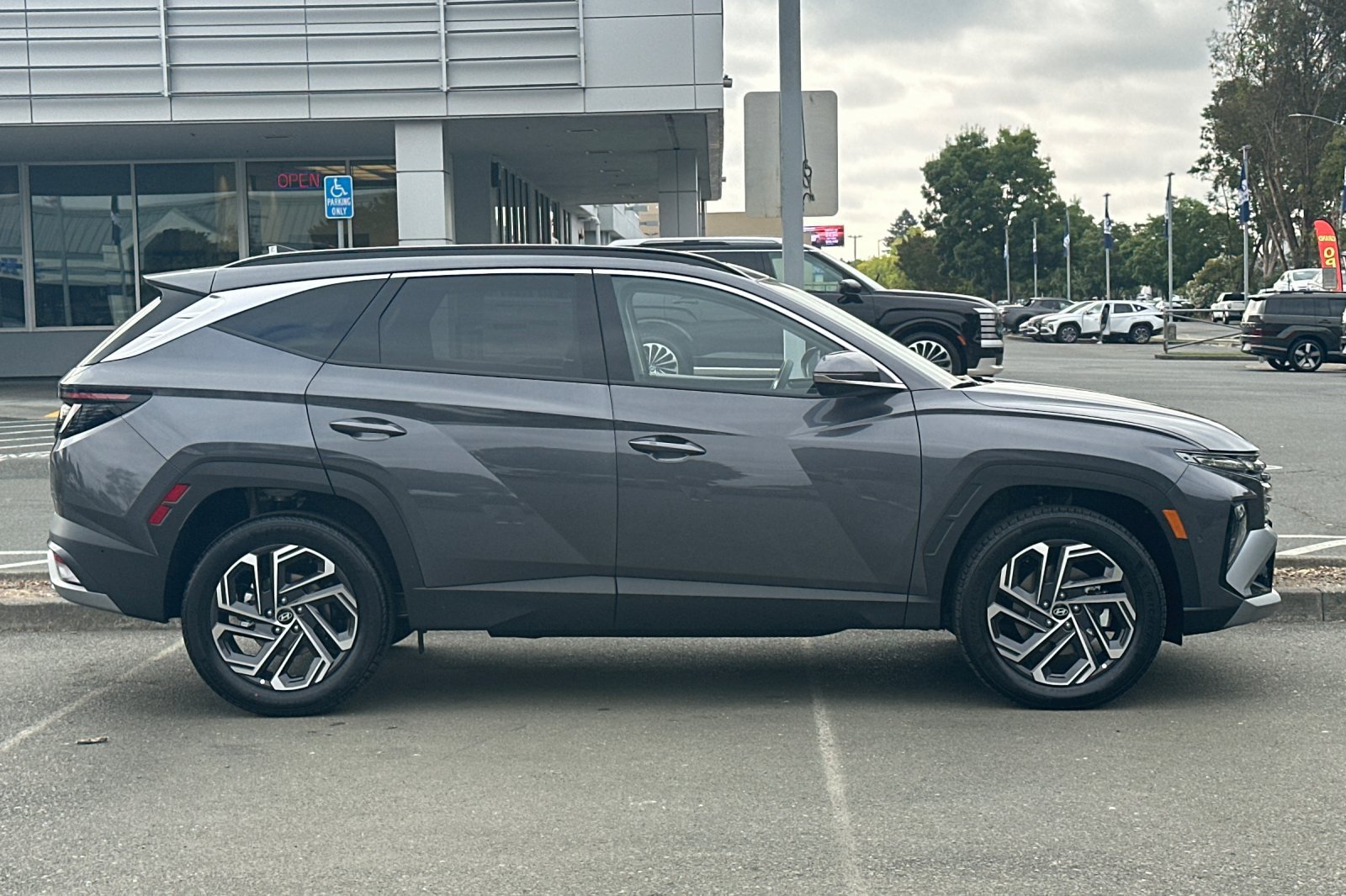 Certified 2025 Hyundai Tucson Limited w/ Tow & Go Package AWD/4WD image 3
