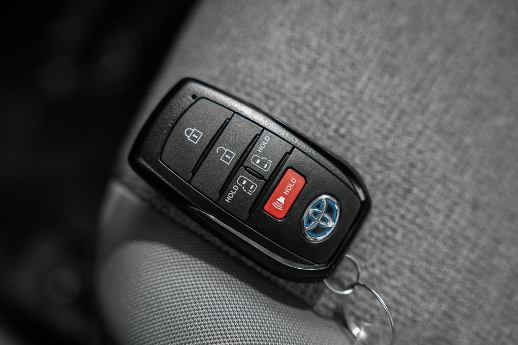 Used 2025 Toyota Sienna LE FWD image 41