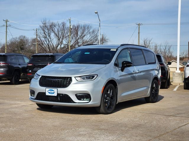 New 2026 Chrysler Pacifica Select w/ S Appearance Package FWD image 2